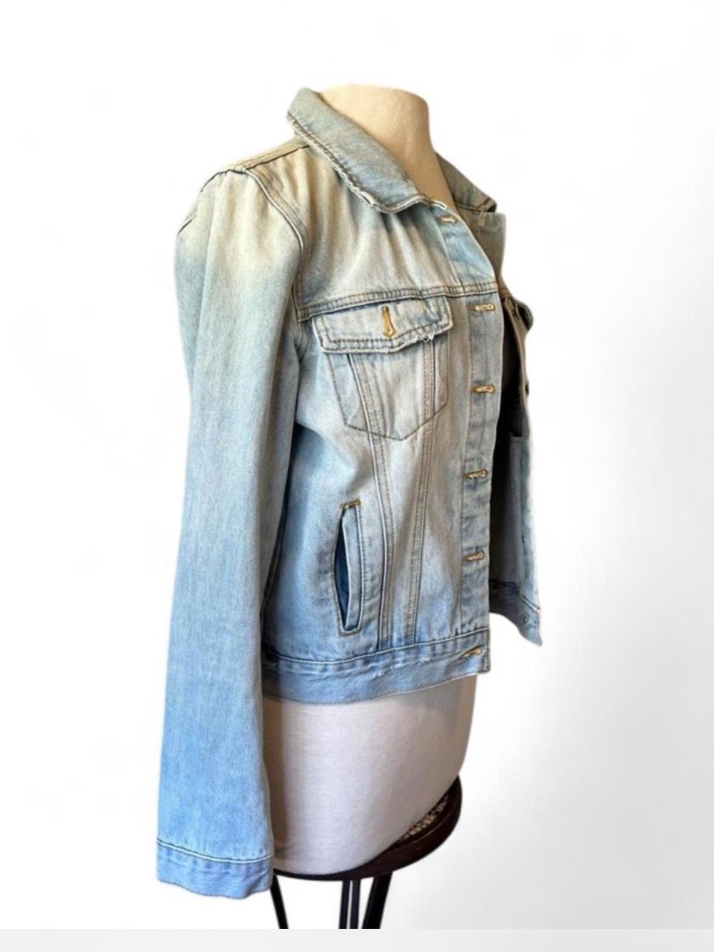 Forever 21 Light Wash Distressed Denim Jacket Medium
(juniors)